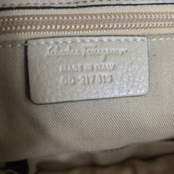 Salvatore Ferragamo | Beige Pebbled Leather Shoulder Bag - Picture 11 of 12